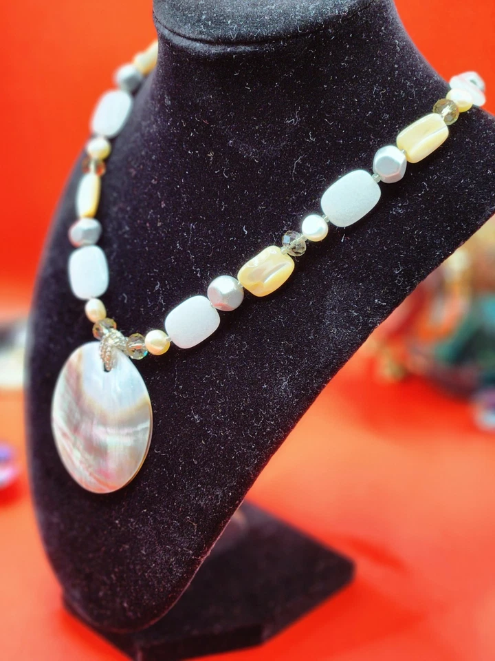 Collar Lia Sophia “Paisaje Marino” Madreperla, Jade Blanco, Cuentas de Vidrio, Concha Foto 3 de 4