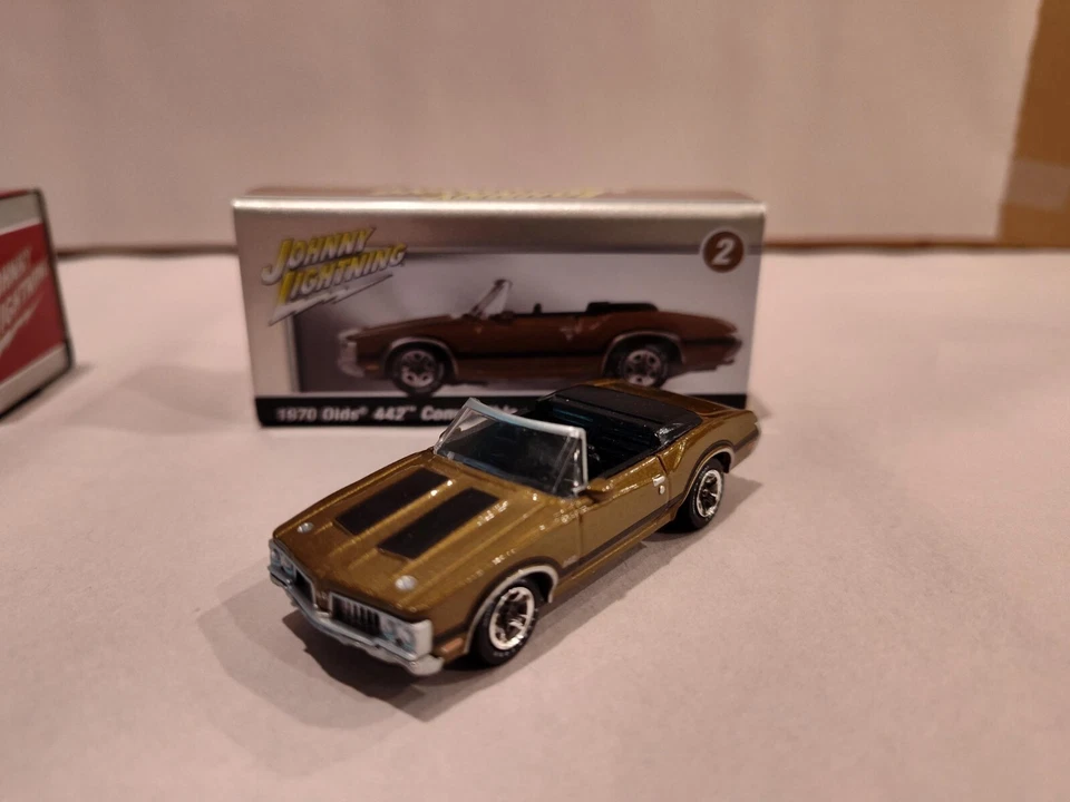 Johnny Lightning Collector Club Tin 1970 Olds Cutlass 442 AND  1967 Pontiac GTO  - Image 2 of 4