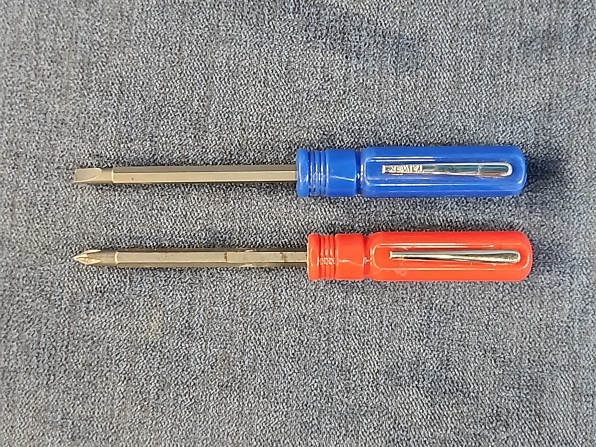 2 Lutz Hardware 2-in-One Pocket Screwdriver Red & Blue Dacorta