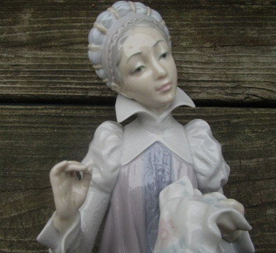 Lladro #5126 SEWING A TROUSSEAU 11 1/2'' Porcelain Figurine: