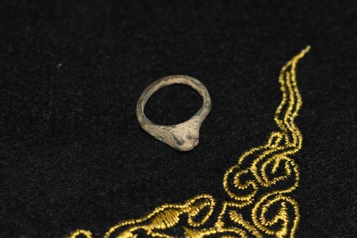 Authentic Ancient Roman Bronze Ring with Intaglio Bezel in good Condition - Picture 8 of 10