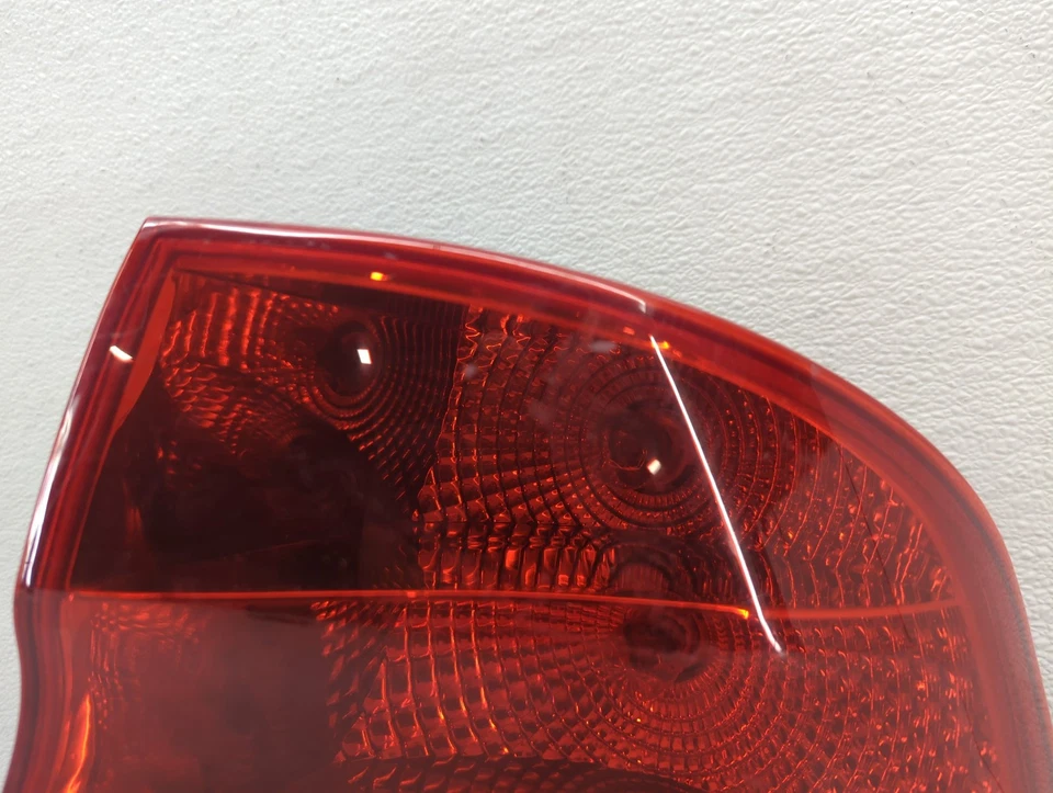 Lanterna traseira lateral direita do passageiro Chevrolet Aveo 2004 fabricante de equipamento original H58M1 - Imagem 2 de 4