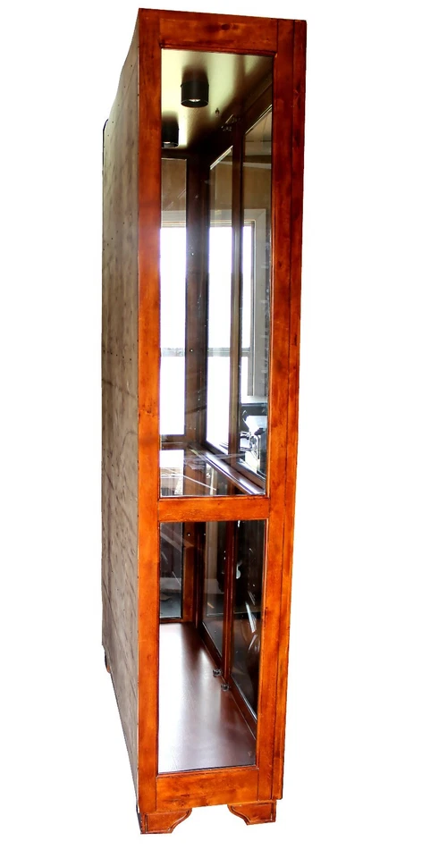 Vitrina contemporánea iluminada de piso a techo de caoba y vidrio Foto 2 de 4
