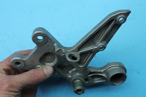 940 08-11 JUEGO TRASERO DERECHO HONDA CBR1000RR REPOSAPIÉS CONDUCTOR REPOSAPIÉS - Imagen 6 de 9