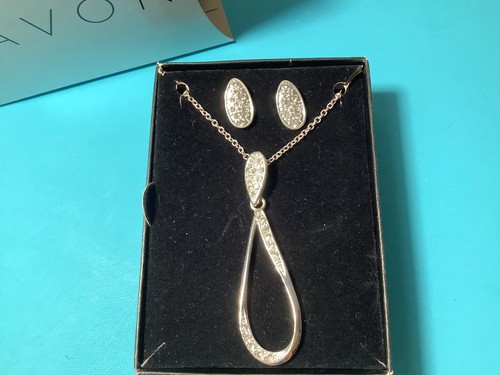 "Sparkling Teardrop" Pendant Necklace & Earring Set by AVON SAQ- NEW In Box - Picture 2 of 14