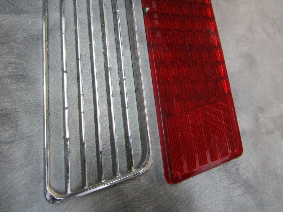 AMC MARLIN 1965 1966 LUZ TRASERA LENTE Y REJILLA LADO IZQUIERDO  Foto 2 de 4