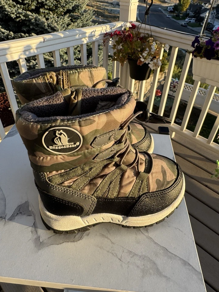RUGGED BEAR LITTLE BOY'S WINTER SNOW BOOTS, SZ 8M, EXCELLENT CLEAN & GREAT SOLES - Image 3 of 4