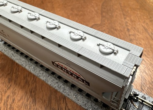 Micro-Trains N Scale #93030 3-Bay ACF Covered Hopper New York Central 886025 NY - Picture 4 of 9