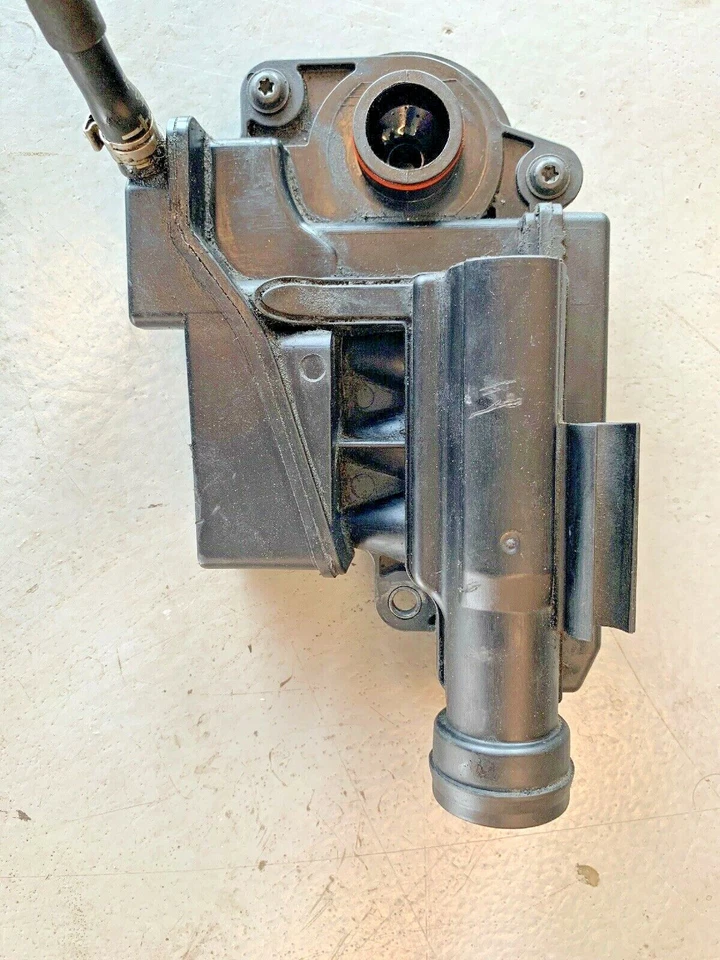 Сепаратор масла двигателя Audi A8 Quattro 4,2 л V8 2004-2010 годов выпуска 079103464F - Изображение 2 из 4