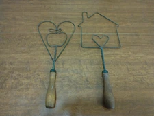 LOT OF 2 VTG Carpet Rug Beaters Heart Wire Wood Primitive Rustic Farmhouse Decor