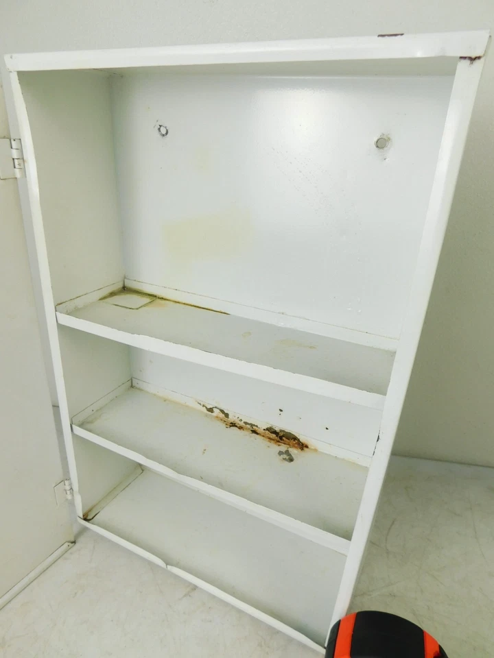 Металлический зеркальный подвесной медицинский шкаф 1950-х 18 x 14 дюймов 3 полки очень хорошее состояние белый винтажный - Изображение 2 из 4