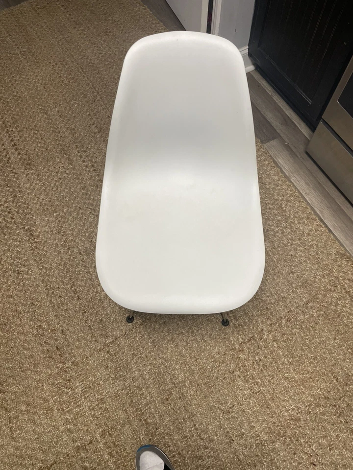 LeisureMod Dover современный пластиковый обеденный боковой стул с металлическими ножками 2 новый 6 б/у - Изображение 3 из 4