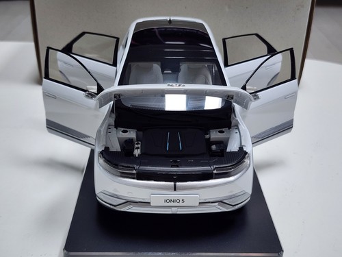1:18 Hyundai IONIQ5 White Dealer Edition Diecast (+ 1:38 & 1:43 Dicast Mini Car) - Picture 7 of 10