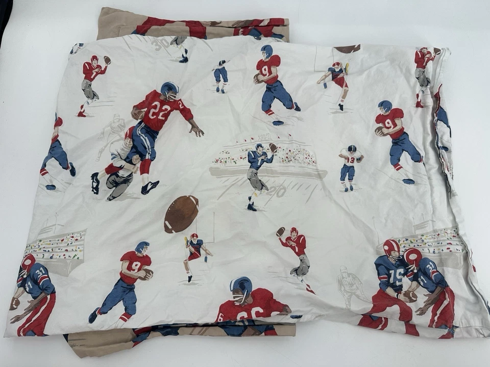 2 fundas de almohada Pottery Barn niños con estampado de fútbol marrón y blanco ver medidas Foto 2 de 4