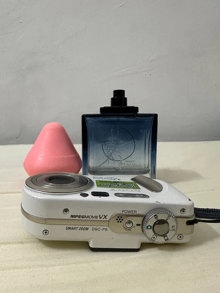 Sony Digital Camera Cybershot DSC-P8 3.2MP White Good Condition - Image 4 of 4