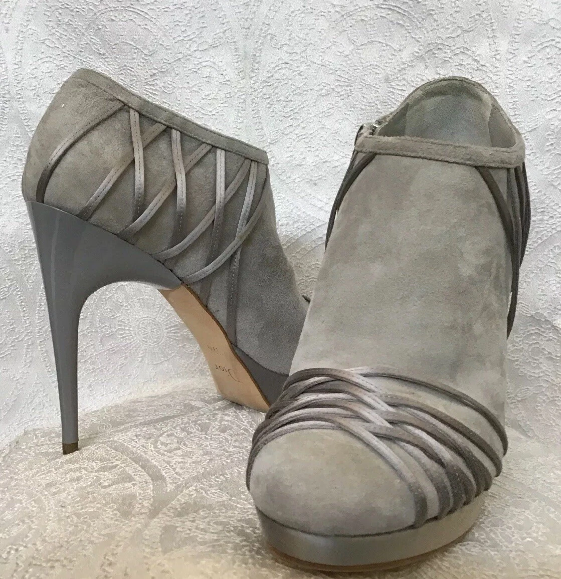 Talon zippé talon bottier en daim gris Christian Dior taille 39,5