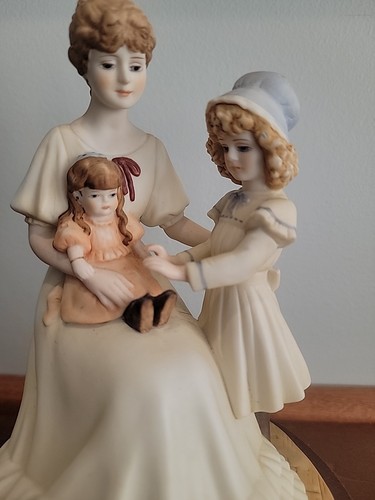 Caja de música vintage 1984 Jan Agara madre e hijo estatua con base funcionando - Imagen 9 de 13