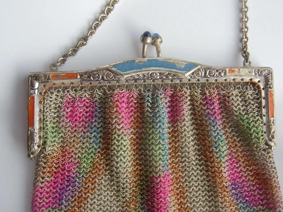 Cartera Art Deco Plateada de Malla Arco Iris con Marco Esmaltado y Cierre de Vidrio Azul Foto 4 de 4