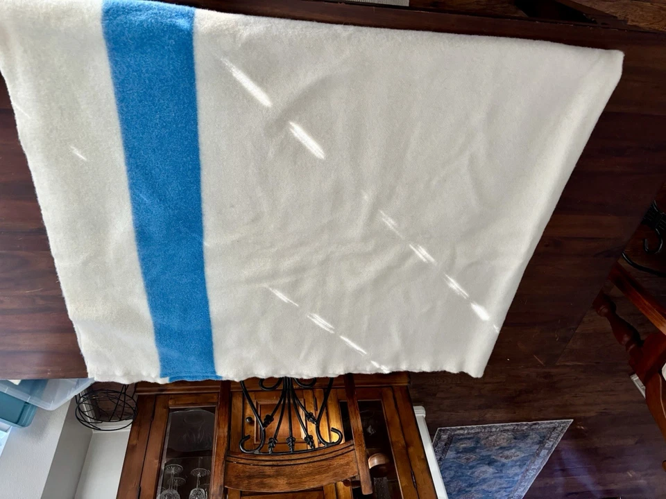 4 Point Hudsons Bay Blue and White Woolrich NWT Pristine 72x90 King Blanket - Image 4 of 4