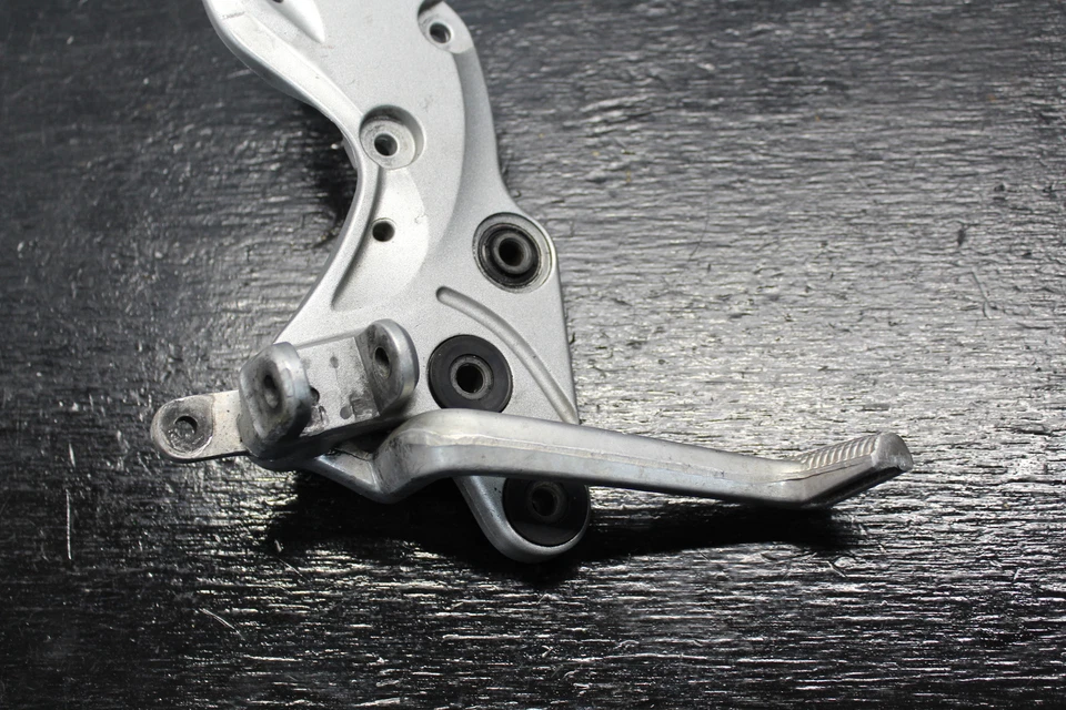 08-17 JUEGO TRASERO DERECHO SUZUKI HAYABUSA GSXR1300 SOPORTE REPOSAPIÉS CONDUCTOR 2008  Foto 2 de 4