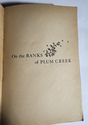 Vintage 1971 On The Banks Of Plum Creek Paperback Laura Ingalls Wilder - Picture 15 of 20