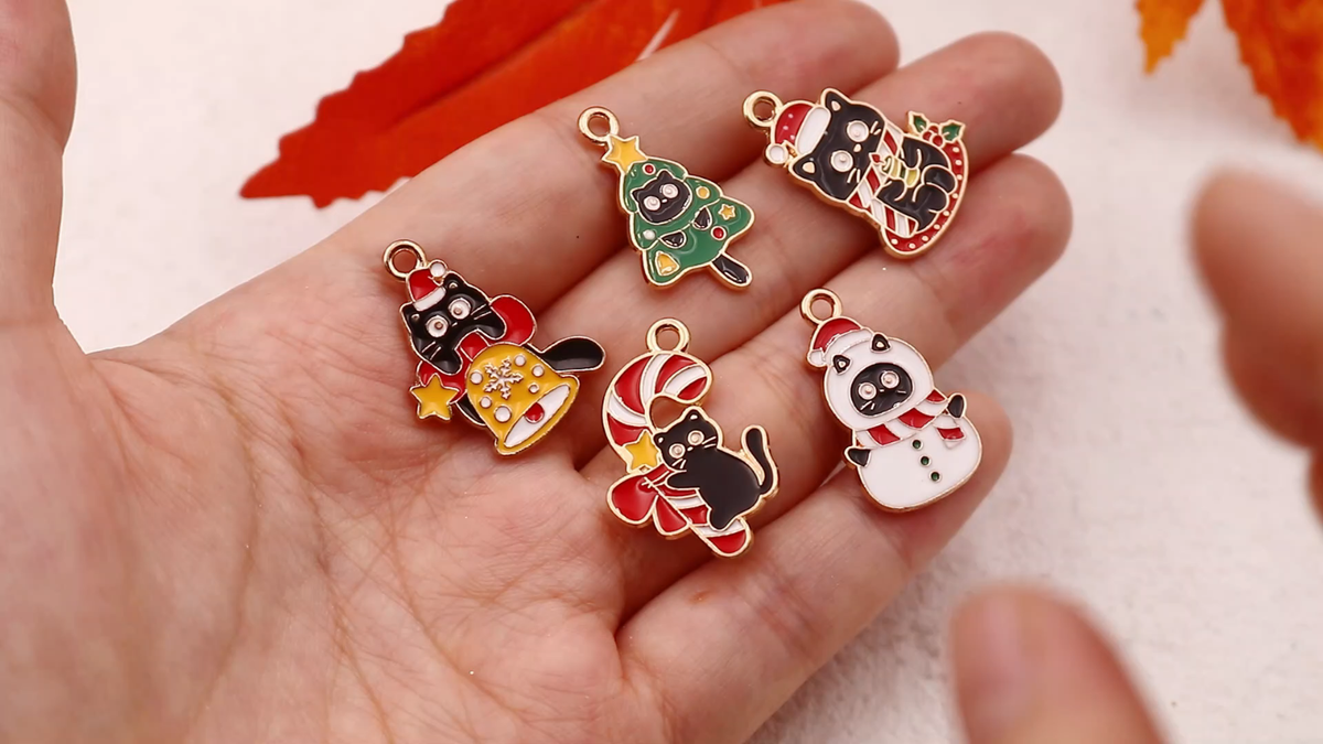 Christmas Hat Kitty Cat Charms 25mm Gold Enamel Pendants C941107