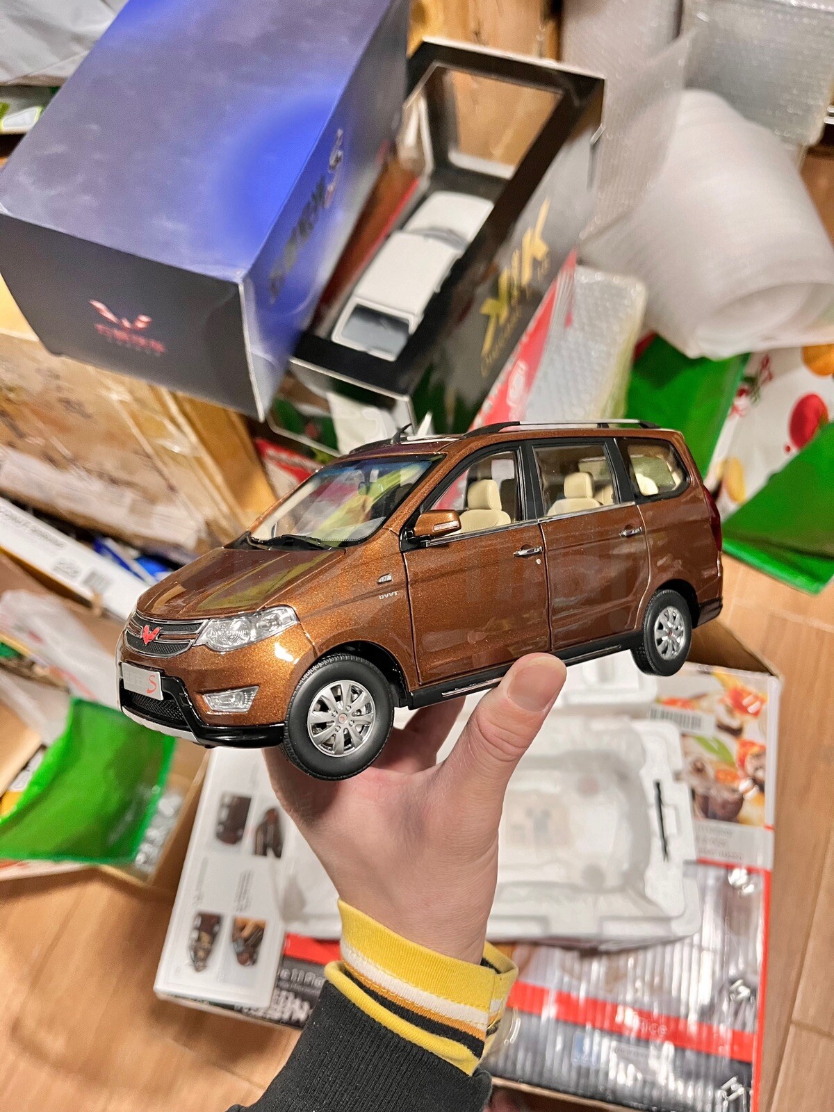 1:18 Scale GM Enjoy Confero Wulin Minivan Brown Diecast Model Car