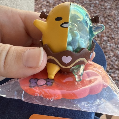 Sanrio x Kandy Spooky Fun Series Modellino Blind Box da Collezione Gudetama - Foto 2 di 9