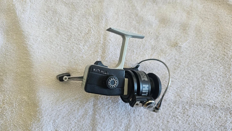 Carrete Mitchell 4430 vintage hecho en Francia Foto 2 de 3