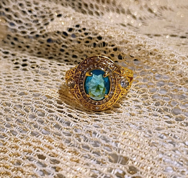 Beautiful Ring Gold Tone Ring with Clear and Faux Blue Sapphire Stones Size 7