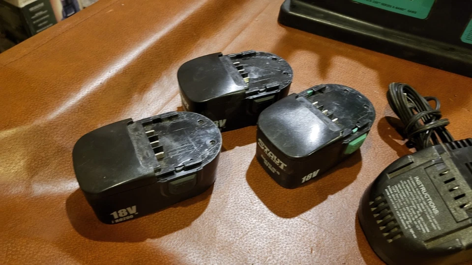 Беспроводная ленточная пила Stout STX-250 18 В с 3 батареями, зарядным устройством и режущей станцией - Изображение 3 из 4