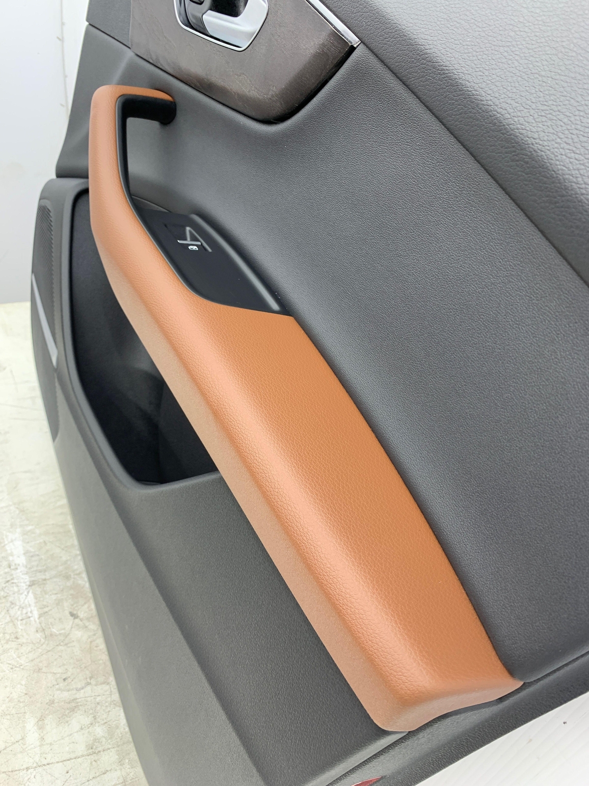 2019-2021 AUDI Q8 OEM FRONT RIGHT DOOR TRIM PANEL | BLACK/OKAPI 