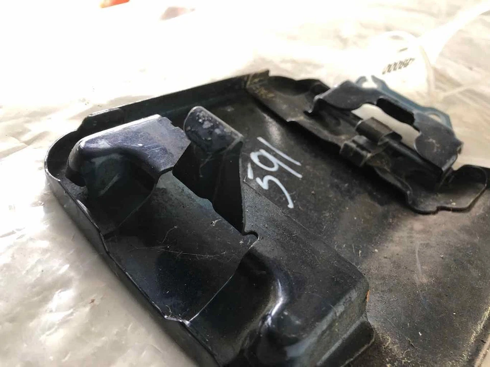 Cubierta trasera de la tapa del tanque de llenado de gasolina del combustible MITSUBISHI MONTERO SPORT 1997-2004 Foto 4 de 4