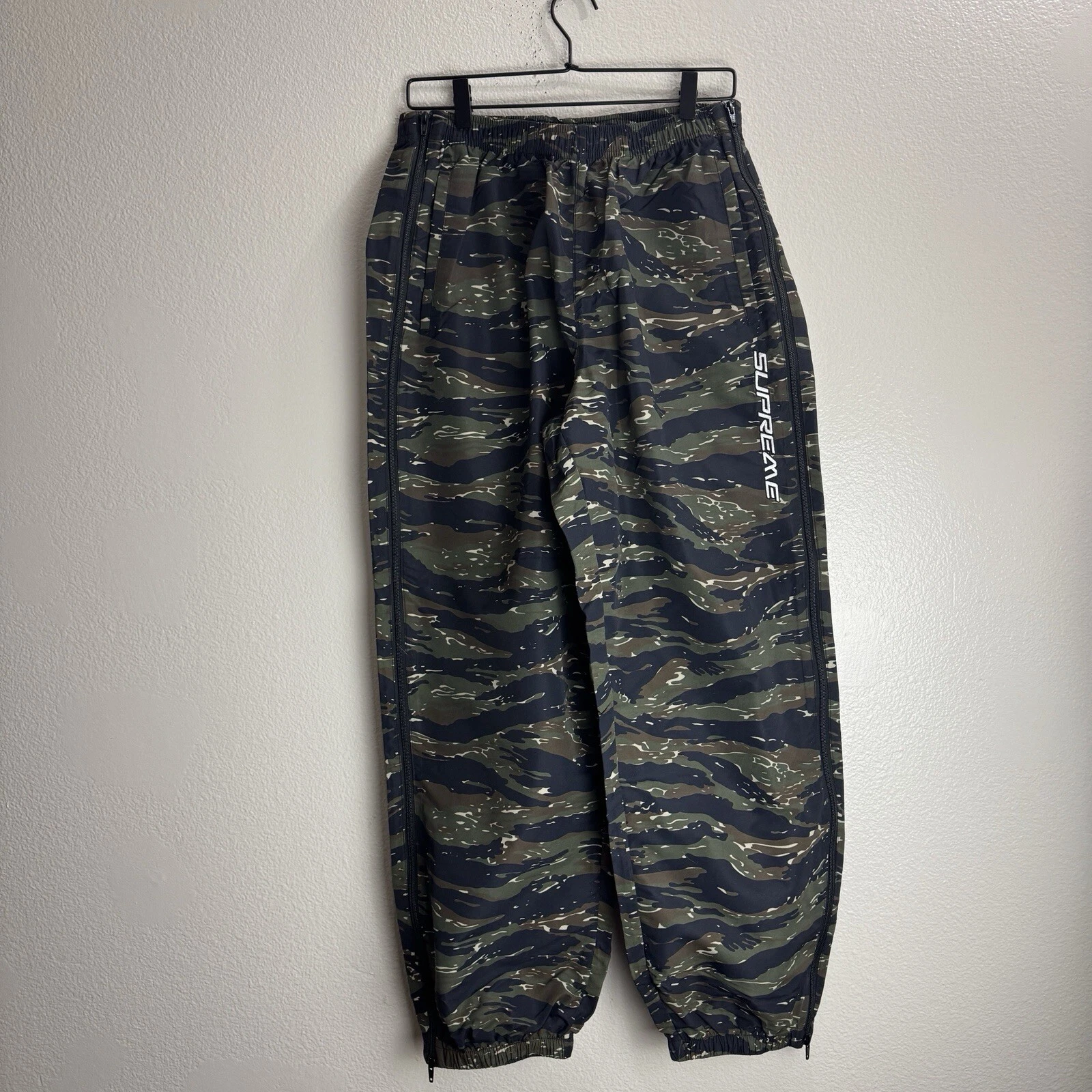Pantalon d'échauffement baggy zippé intégral Supreme camouflage tigre taille L