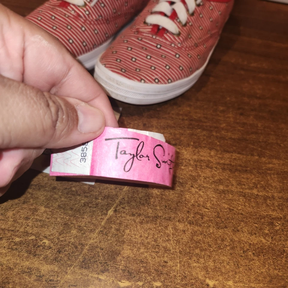 Keds Mujer Talla 6.5 Taylor Swift Red Tour, Lunares Rojos con Pegatina Original y Foto 3 de 4