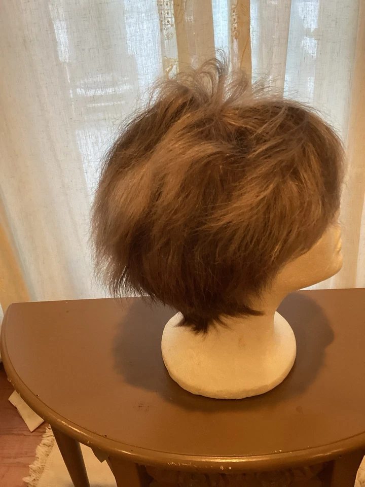 Peluca de cabello humano usada estilo corto gris marrón Foto 2 de 4