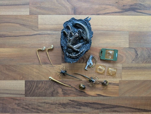 ALIEN ROMULUS NECA FOSSILIZED XENOMORPH XX121 PLUS ACCESSORIES