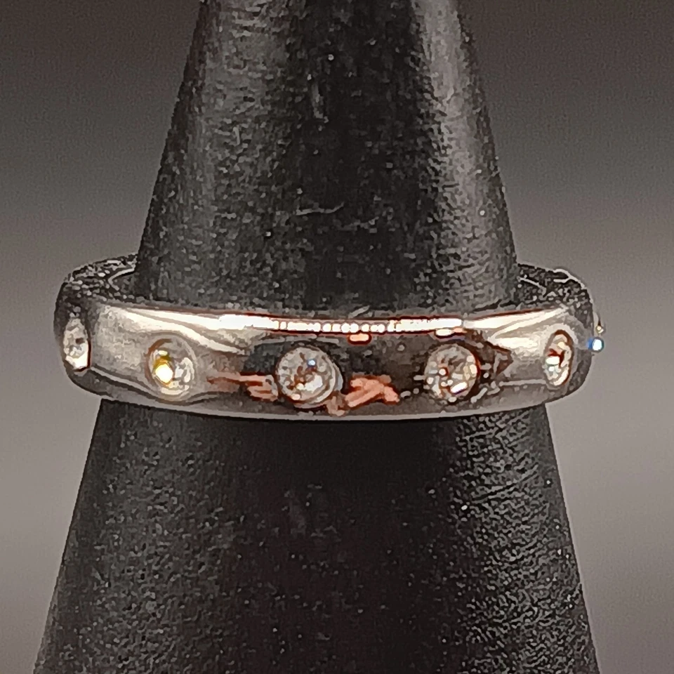 Anillo Apilable Joan Rivers Tono Plata Banda Con Pequeños Cristales Talla 5, Cantidad 5 Foto 2 de 4