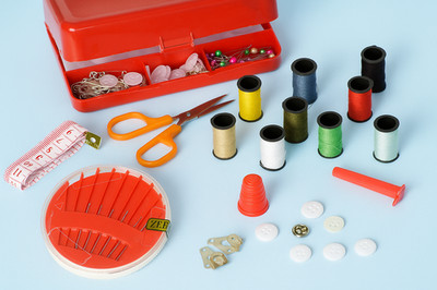 Nähset 130-teilig rot Kunststoffkoffer 23,5x12x6cm selbstfädelnde Nadeln MiniKit Reise
