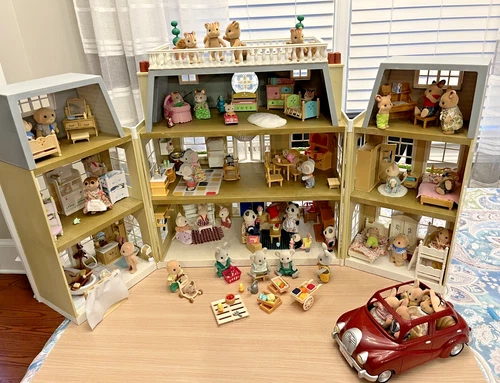 Calico Critter Cloverleaf Manor Playhouse + 43 critters 9 Rooms of Furniture