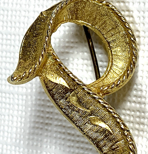 Broche prendedor solapa vintage letra "P" tono dorado sin firmar, aprox. 1 1/4" de alto - Imagen 3 de 6