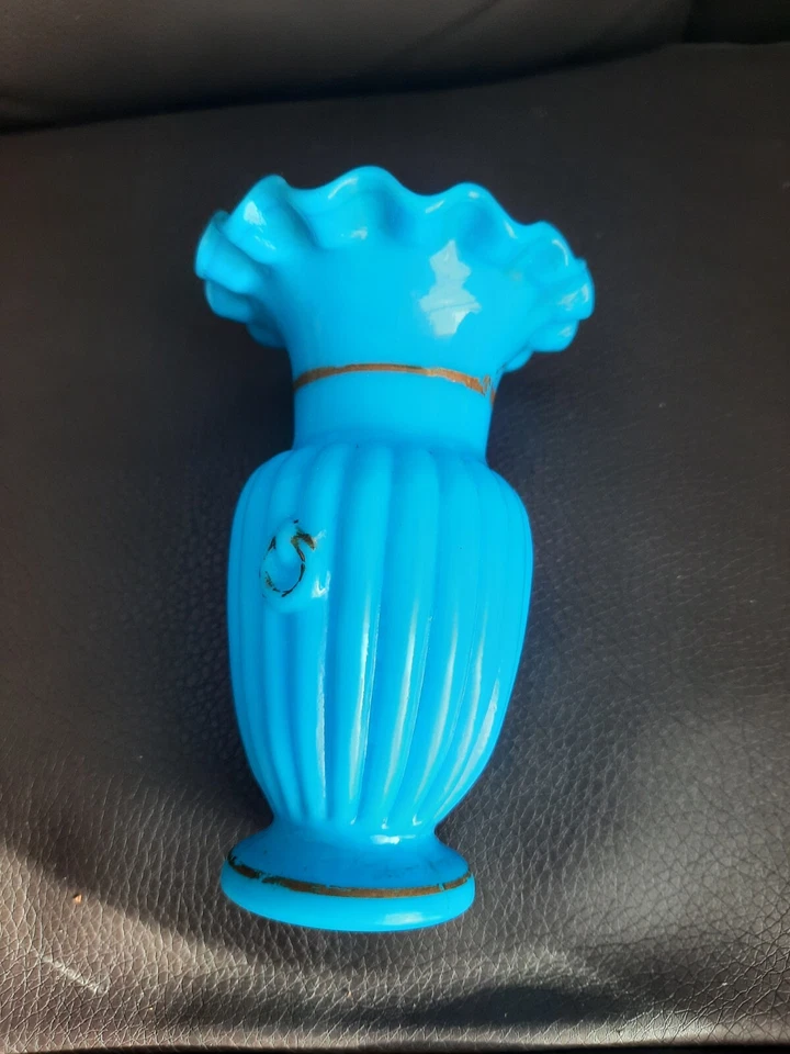 PETIT VASE ANCIEN EN OPALINE BLEUE AVEC DORURE - Photo 4/4