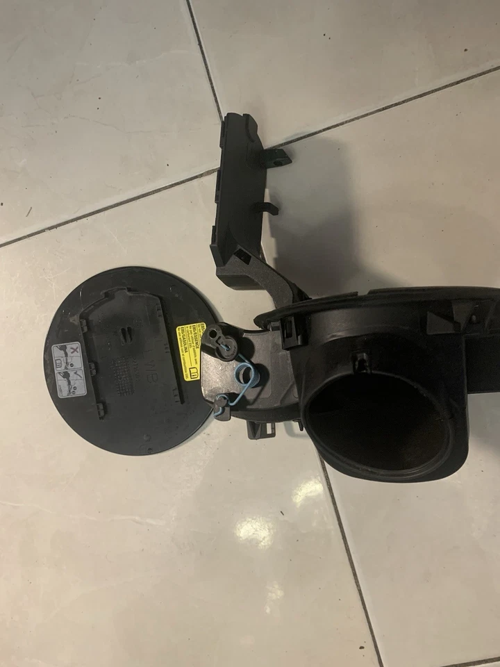 Cadillac Escalade ESV 2015-2020 tapa tanque de combustible carcasa de llenado con bisagra Foto 4 de 4