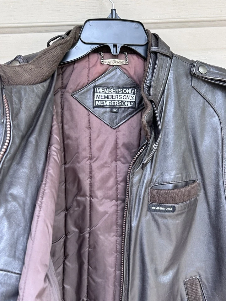 Chaqueta de cuero icónica marrón vintage Members Only para hombre talla 42 charreteras raras años 80 Foto 2 de 4