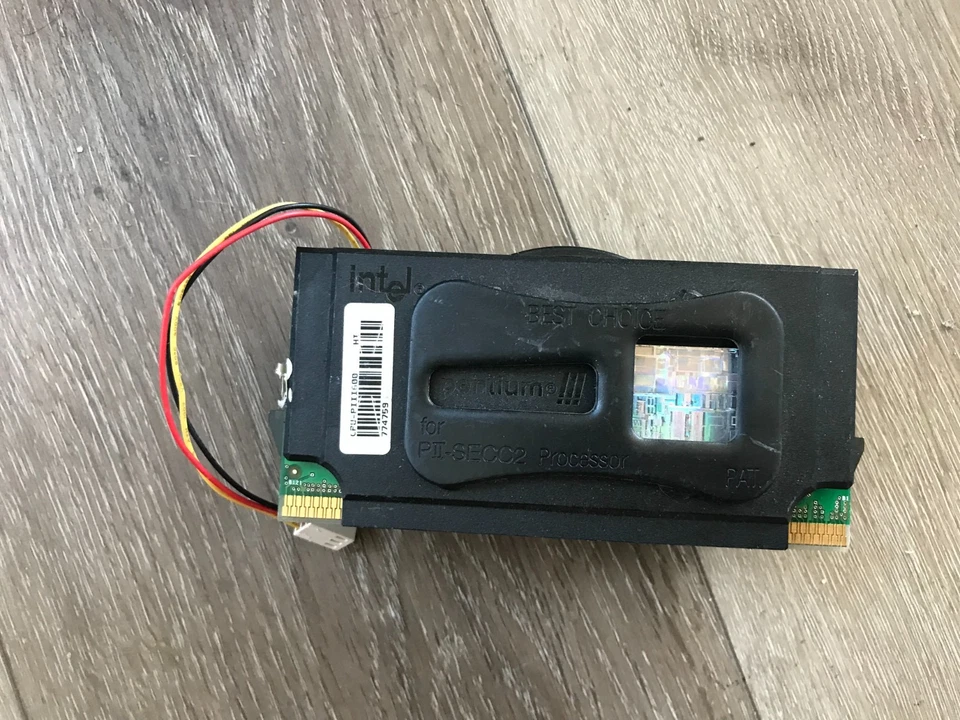 Intel SL3JM Pentium III 600MHz  Processor with Fans and Heatsink Slot 1 CPU - Image 3 of 4