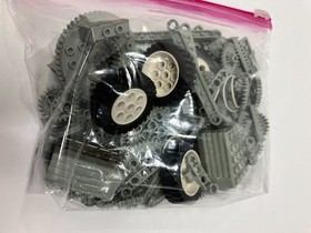 Lego Technic: Control Center (8094) missing 2 pieces