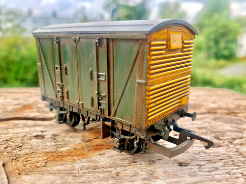 HORNBY VEA VAN ex RAILFREIGHT umgebaut auf MOD Internal Use Van & Weathered