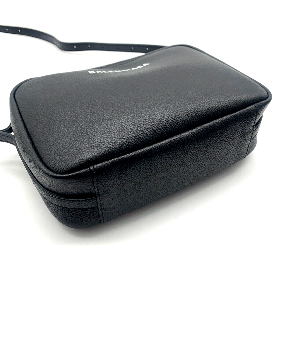 AUTH Balenciaga Medium Everyday Calfskin Leather Camera Bag AUTH Balenciaga Medium Everyday Calfskin Leather Camera Bag