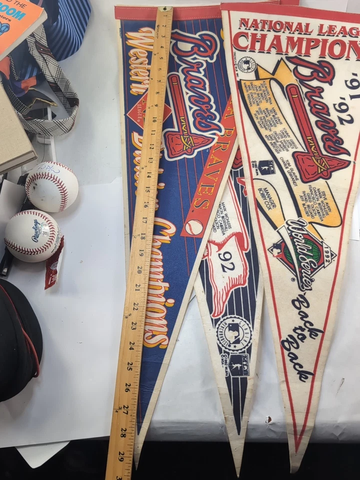 Lote de 3: 1992 Atlanta Braves NL Champions Banderín John Smoltz 12" x 29", Oeste Foto 2 de 4