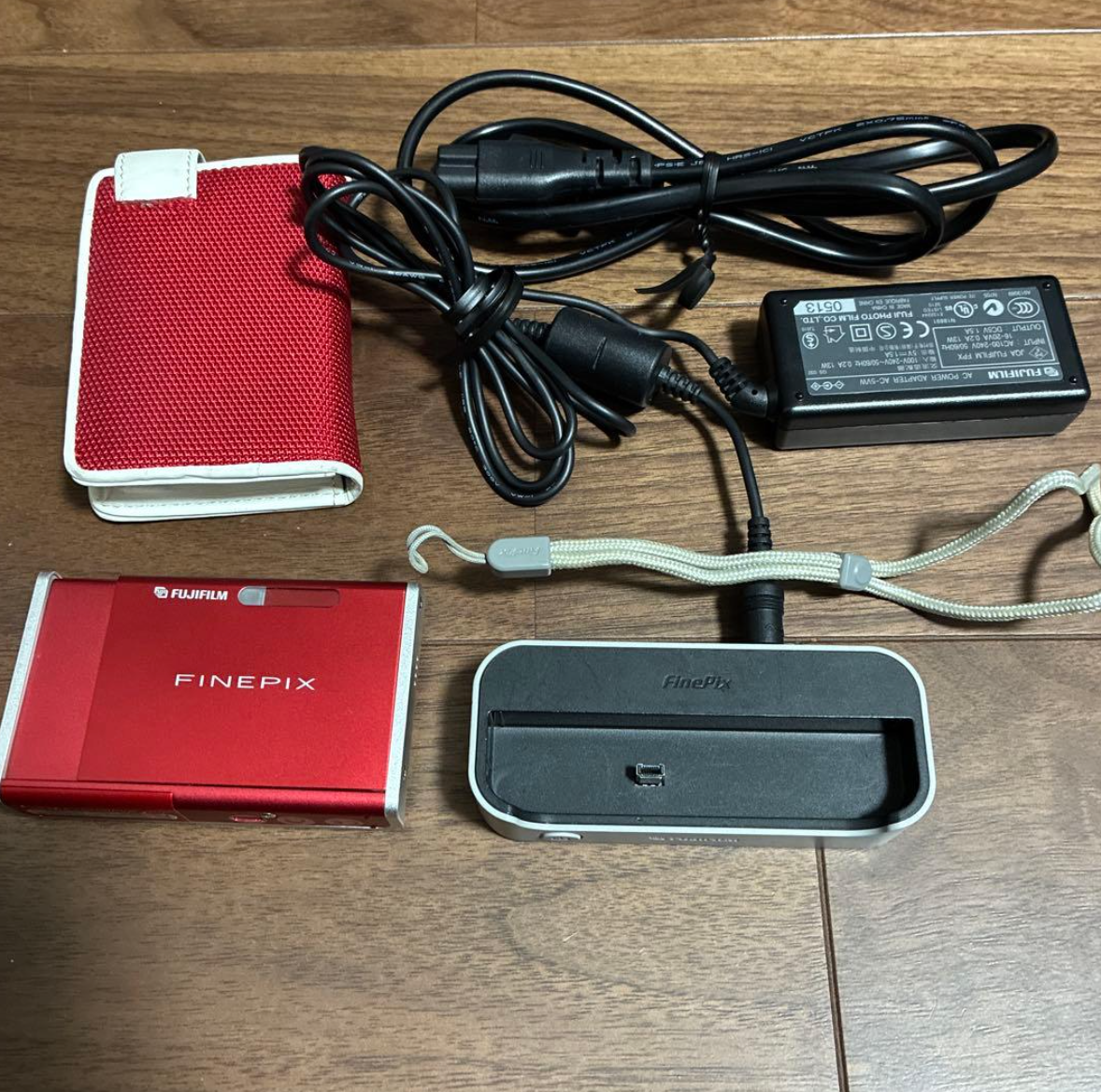 Fujifilm FinePix Z レッド 充電器付き Fujifilm FinePix Z1 Red Compact Digital Camera Dock AC Adapter